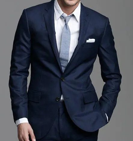 西裝只扣一?？圩?/></p><p>&nbsp; &nbsp; &nbsp; 單排一扣一，一般休閑西裝比較多，個(gè)別會用于禮服西裝，比較適合身材比較好的朋友，矮小體型的還可以拉長身型。</p><p>&nbsp; &nbsp; &nbsp; 單排二扣一，相對適用的場合比較多，也是非常經(jīng)典的扣型，第一次定制西服的紅薯寶寶比較推薦。</p><p>&nbsp; &nbsp; &nbsp; 單排三扣一，最上方一例扣，一般為裝飾扣，意式西服采用較多。</p><p>&nbsp; &nbsp; &nbsp; 為什么西裝的最后一顆扣子為什么不要扣為什么西裝最后一顆扣子不扣，關(guān)于這個(gè)禮儀故事的傳說有很多種，有人說這起源于20世紀(jì)初的英國國王愛德華七世。他的體型偏胖，穿著正裝時(shí)最后的扣子實(shí)在系不上，尤其是盡情用餐后的開懷大笑總會崩掉扣子，于是他決定不系，既舒服又美觀。當(dāng)時(shí)很多老百姓看到國王這樣很是與眾不同，也就學(xué)著那樣不系最后一顆扣子，這個(gè)禮儀習(xí)慣也延續(xù)至今。還有人說是因?yàn)槲餮b禮儀成型于16世紀(jì)，那時(shí)的男人還是利用馬駒當(dāng)作交通工具。穿”下裝系上所有扣子會很拘謹(jǐn)，不方便起碼也容易將下擺崩開，干脆就不系最下面那顆了。久而久之人們發(fā)現(xiàn)這樣也很美觀，于是將它作為習(xí)慣與傳統(tǒng)延續(xù)至今。</p><p><br/></p></div>

<!--點(diǎn)贊開始-->
<div   class=